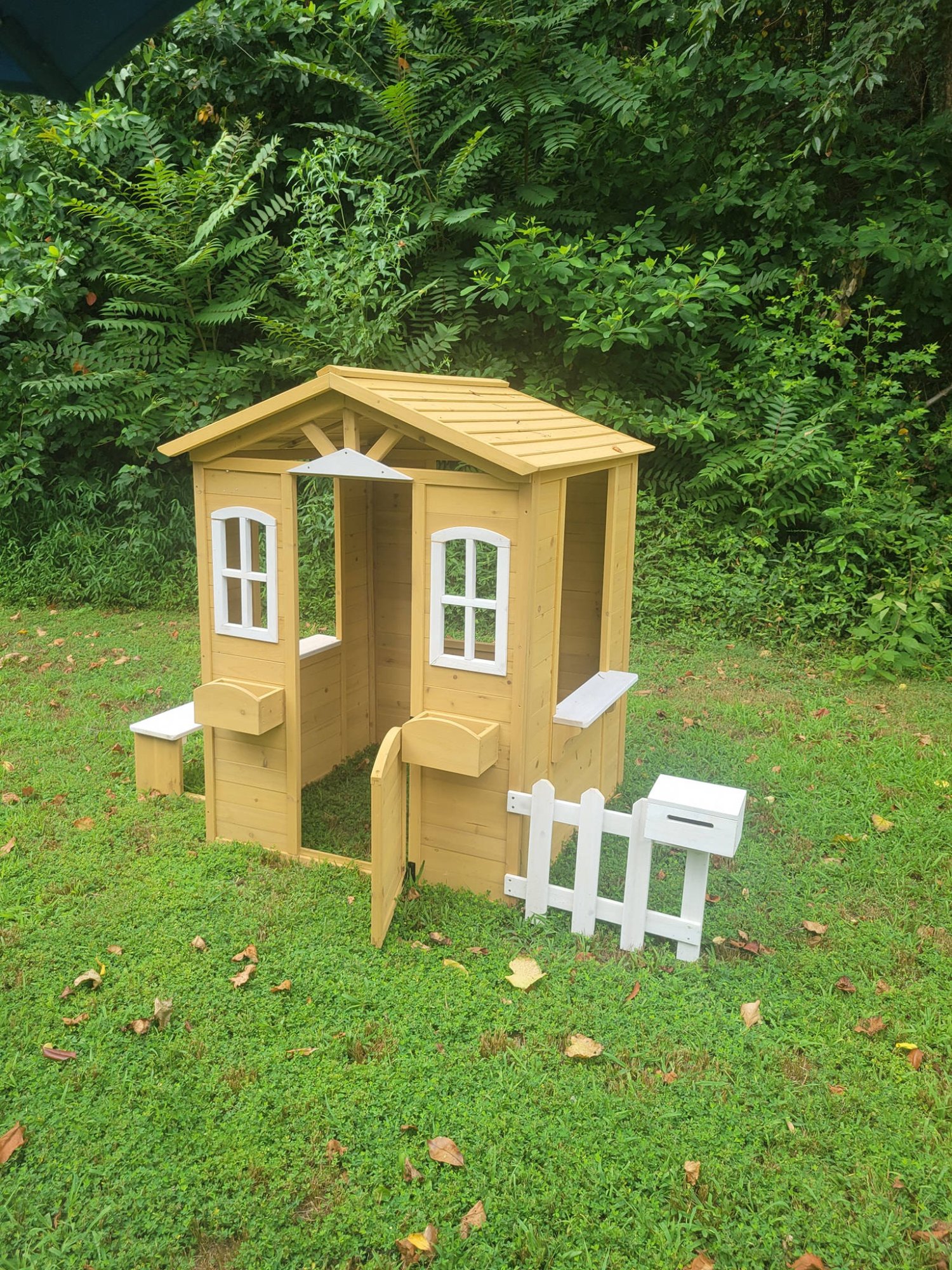 Outdoor playground at GloryBer's